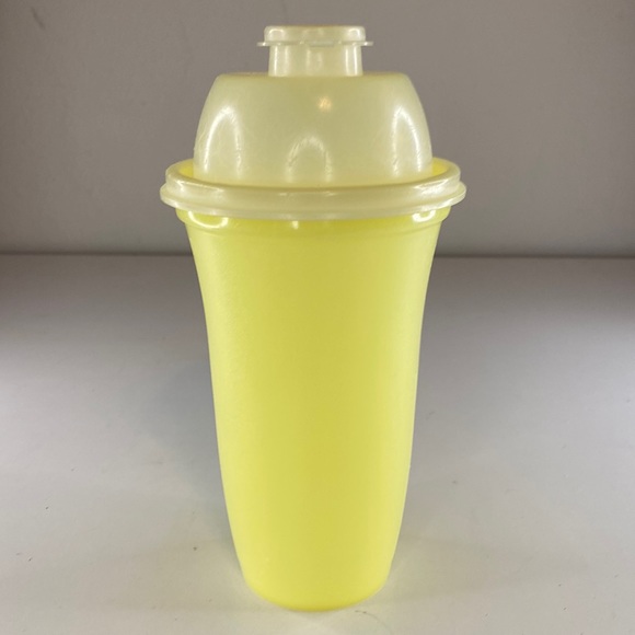 VINTAGE TUPPERWARE QUICK SHAKE GRAVY MIXER #844-2 YELLOW 16OZ - Picture 1 of 12
